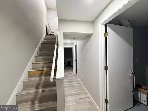 Entry Way - 37 Cobber Ln, Baltimore, MD 21229 photo 12 of 18