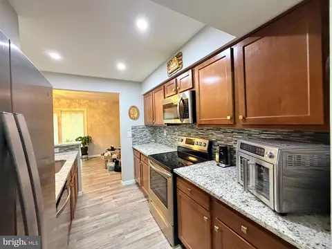 Kitchen - 37 Cobber Ln, Baltimore, MD 21229 photo 6 of 7