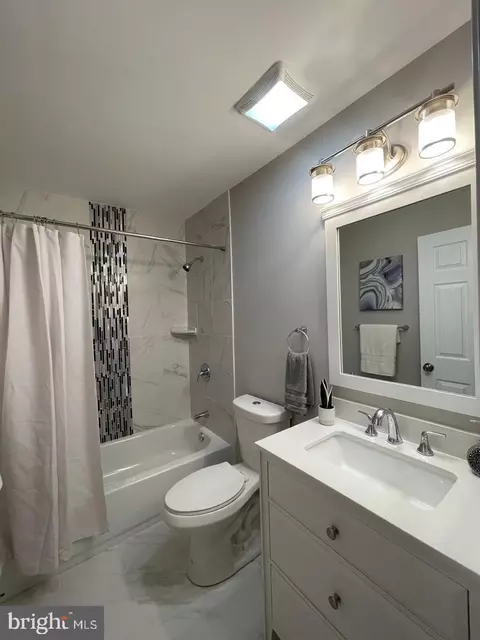 Bath - 37 Cobber Ln, Baltimore, MD 21229 photo 3 of 5