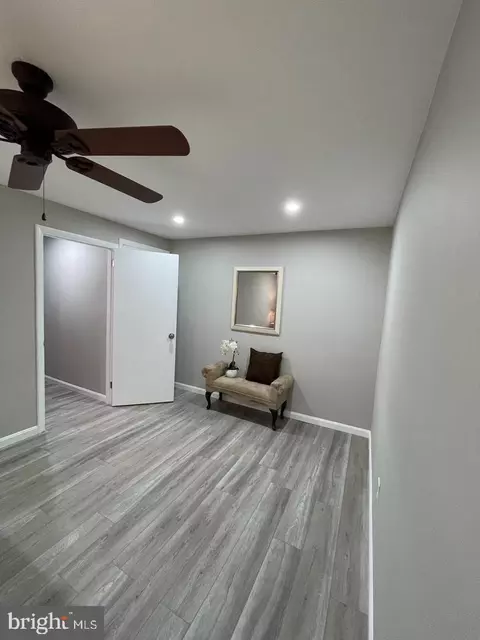Entry Way - 37 Cobber Ln, Baltimore, MD 21229 photo 4 of 18