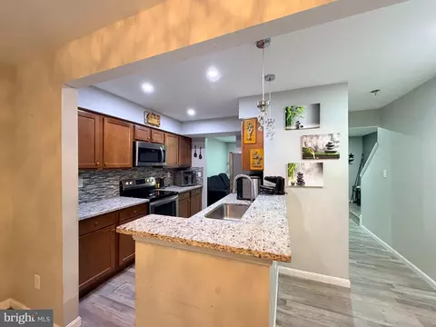 Kitchen - 37 Cobber Ln, Baltimore, MD 21229 photo 4 of 7