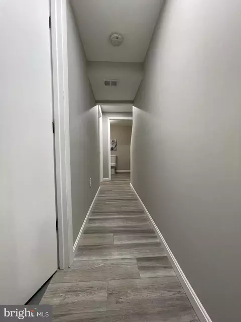 Entry Way - 37 Cobber Ln, Baltimore, MD 21229 photo 5 of 18