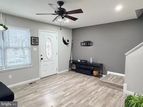 Entry Way - 37 Cobber Ln, Baltimore, MD 21229 photo 13 of 18