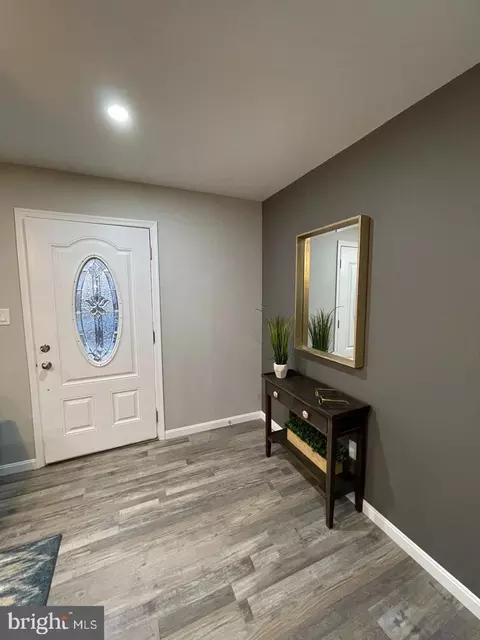Entry Way - 37 Cobber Ln, Baltimore, MD 21229 photo 1 of 18