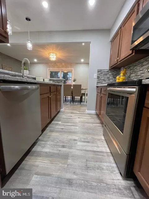 Entry Way - 37 Cobber Ln, Baltimore, MD 21229 photo 2 of 18