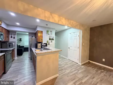 Entry Way - 37 Cobber Ln, Baltimore, MD 21229 photo 11 of 18