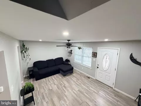 Entry Way - 37 Cobber Ln, Baltimore, MD 21229 photo 18 of 18