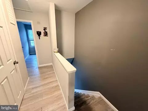 Entry Way - 37 Cobber Ln, Baltimore, MD 21229 photo 15 of 18