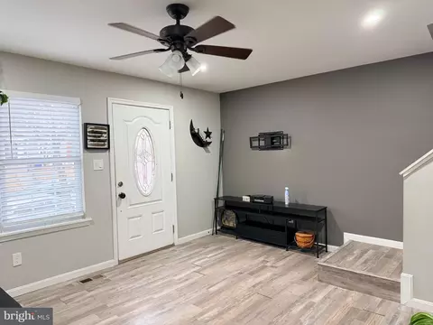 Entry Way - 37 Cobber Ln, Baltimore, MD 21229 photo 16 of 18