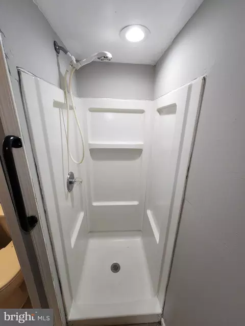 Bath - 6305 Brown Ave, Baltimore, MD 21224 photo 7 of 8