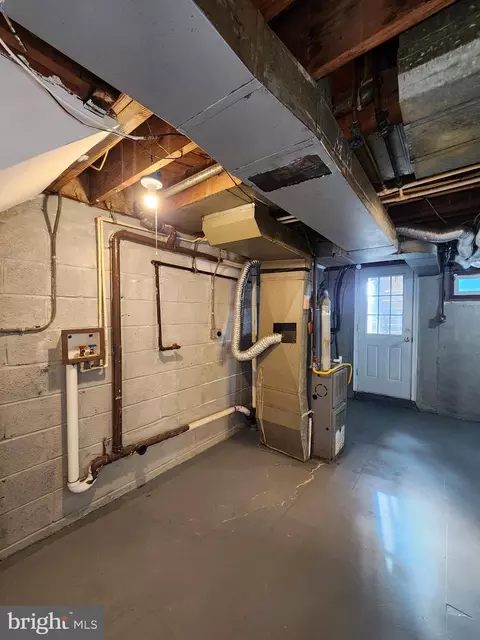 Entry Way - 6305 Brown Ave, Baltimore, MD 21224 photo 11 of 14
