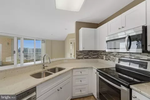 Kitchen - 100 Harborview Dr #814, Baltimore, MD 21230 photo 2 of 3