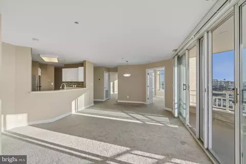 Living - 100 Harborview Dr #814, Baltimore, MD 21230 photo 4 of 5