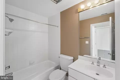 Bath - 100 Harborview Dr #814, Baltimore, MD 21230 photo 2 of 2