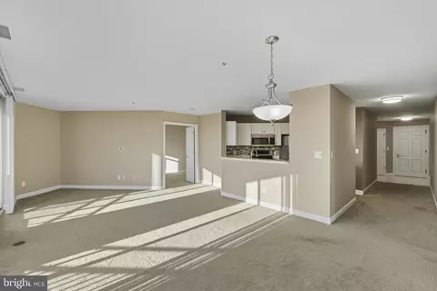 Living - 100 Harborview Dr #814, Baltimore, MD 21230 photo 1 of 5