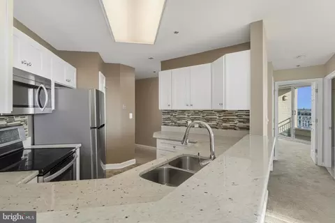 Kitchen - 100 Harborview Dr #814, Baltimore, MD 21230 photo 3 of 3