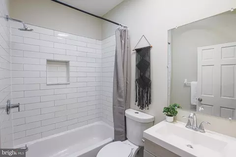 Bath - 743 Linnard St, Baltimore, MD 21229 photo 4 of 5