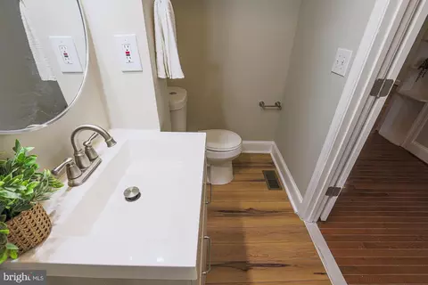 Bath - 743 Linnard St, Baltimore, MD 21229 photo 2 of 5