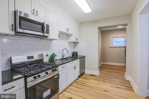 Entry Way - 743 Linnard St, Baltimore, MD 21229 photo 7 of 8