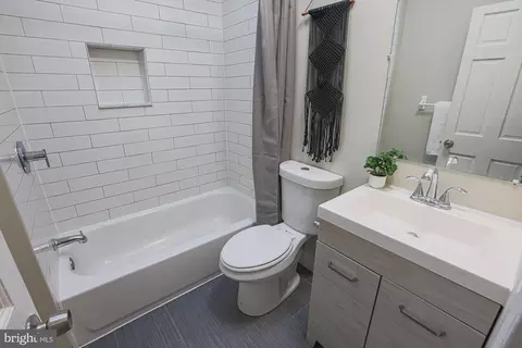 Bath - 743 Linnard St, Baltimore, MD 21229 photo 5 of 5
