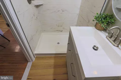 Bath - 743 Linnard St, Baltimore, MD 21229 photo 3 of 5