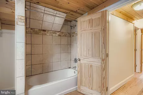 Bath - 5930 Glenoak Ave, Baltimore, MD 21214 photo 2 of 4