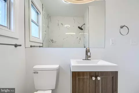 Bath - 4400 Manorview Rd, Baltimore, MD 21229 photo 2 of 5