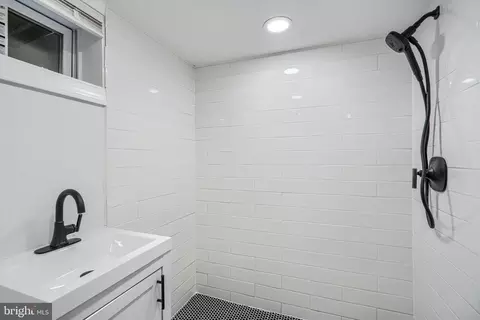 Bath - 4400 Manorview Rd, Baltimore, MD 21229 photo 5 of 5