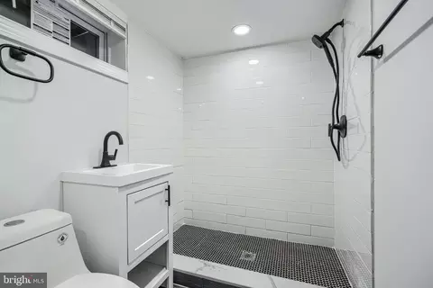 Bath - 4400 Manorview Rd, Baltimore, MD 21229 photo 4 of 5