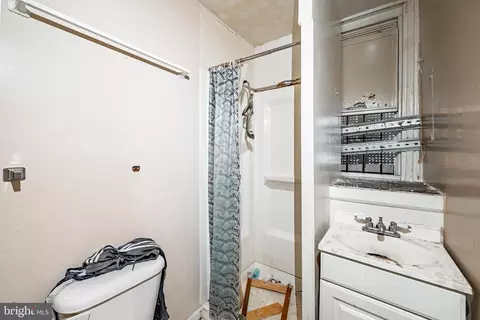 Bath - 1706 Appleton St, Baltimore, MD 21217 photo 1 of 2