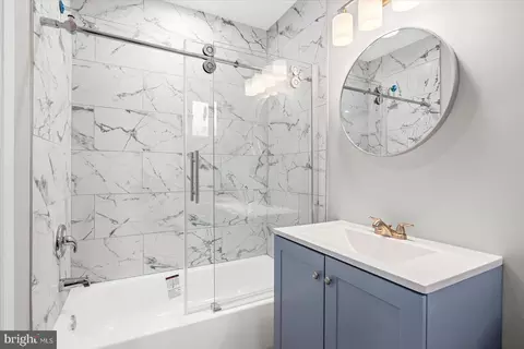 Bath - 407 Pitman Pl, Baltimore, MD 21202 photo 2 of 5