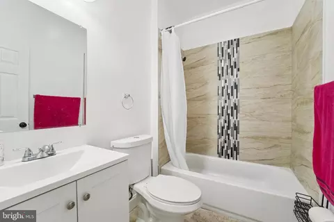 Bath - 414 Normandy Ave, Baltimore, MD 21229 photo 2 of 3