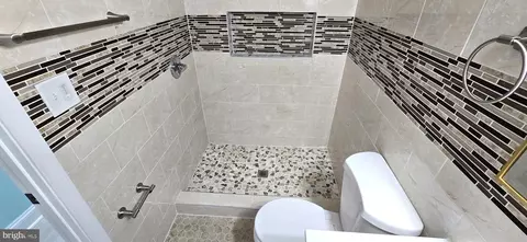 Bath - 5528 Bucknell Rd, Baltimore, MD 21206 photo 5 of 8