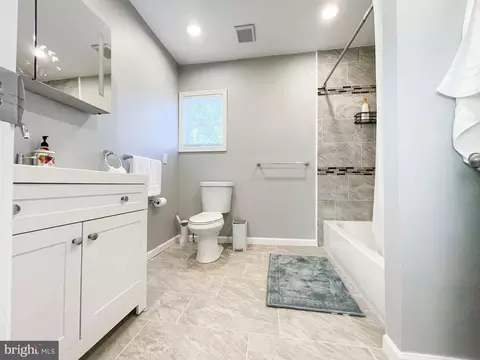 Bath - 1701 Spence St, Baltimore, MD 21230 photo 3 of 5