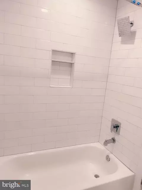 Bath - 506 E Patapsco Ave, Brooklyn, MD 21225 photo 1 of 4