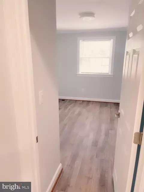 Entry Way - 506 E Patapsco Ave, Brooklyn, MD 21225 photo 4 of 7