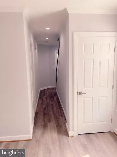 Entry Way - 506 E Patapsco Ave, Brooklyn, MD 21225 photo 5 of 7