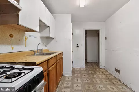 Entry Way - 3620 Erdman Ave, Baltimore, MD 21213 photo 2 of 4