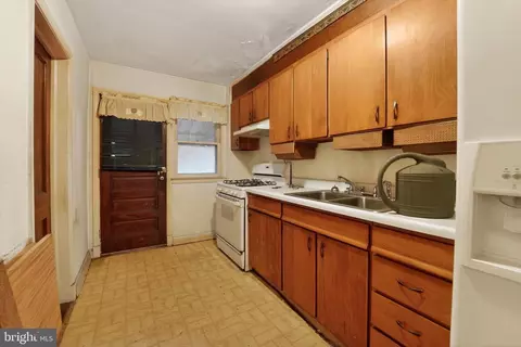 Entry Way - 3620 Erdman Ave, Baltimore, MD 21213 photo 3 of 4