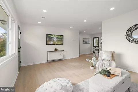 Entry Way - 5610 Anthony Ave, Baltimore, MD 21206 photo 2 of 5