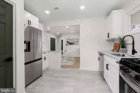 Entry Way - 5610 Anthony Ave, Baltimore, MD 21206 photo 5 of 5