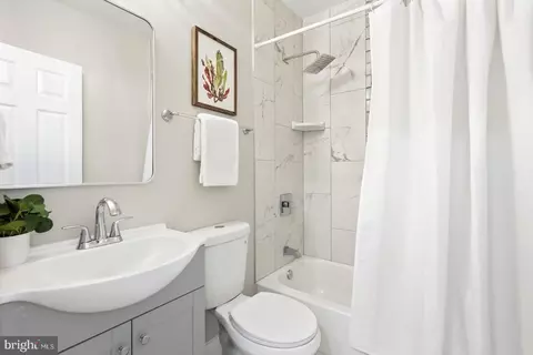 Bath - 854 Whitmore Ave, Baltimore, MD 21216 photo 4 of 5