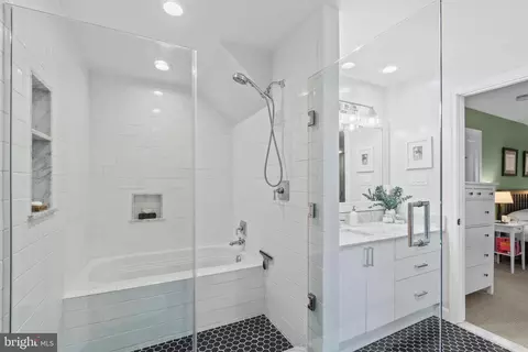 Bath - 132 W Lee St, Baltimore, MD 21201 photo 3 of 4