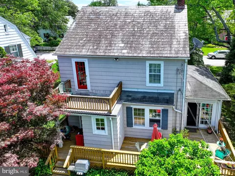 Exterior - 326 Saint Dunstans Rd, Baltimore, MD 21212 photo 10 of 15