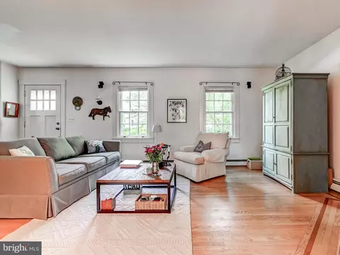 Living - 326 Saint Dunstans Rd, Baltimore, MD 21212 photo 3 of 4