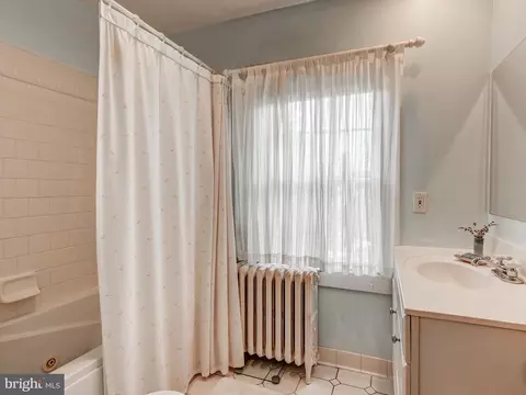 Bath - 326 Saint Dunstans Rd, Baltimore, MD 21212 photo 1 of 2