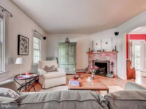 Living - 326 Saint Dunstans Rd, Baltimore, MD 21212 photo 2 of 4