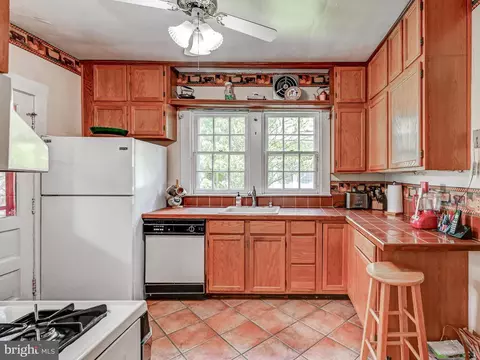 Kitchen - 326 Saint Dunstans Rd, Baltimore, MD 21212 photo 1 of 3