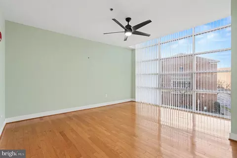 Living - 2772 Lighthouse Pt E #201, Baltimore, MD 21224 photo 8 of 13