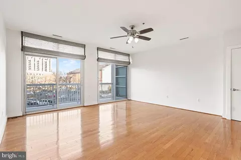 Living - 2772 Lighthouse Pt E #201, Baltimore, MD 21224 photo 6 of 13